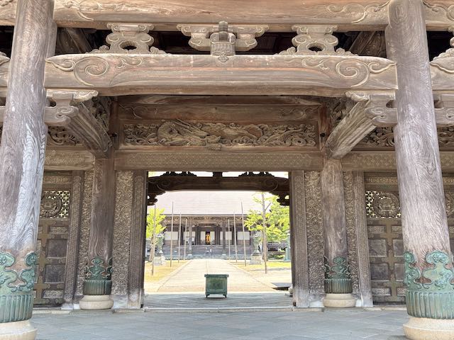 瑞泉寺の山門から望む広い境内と本堂
