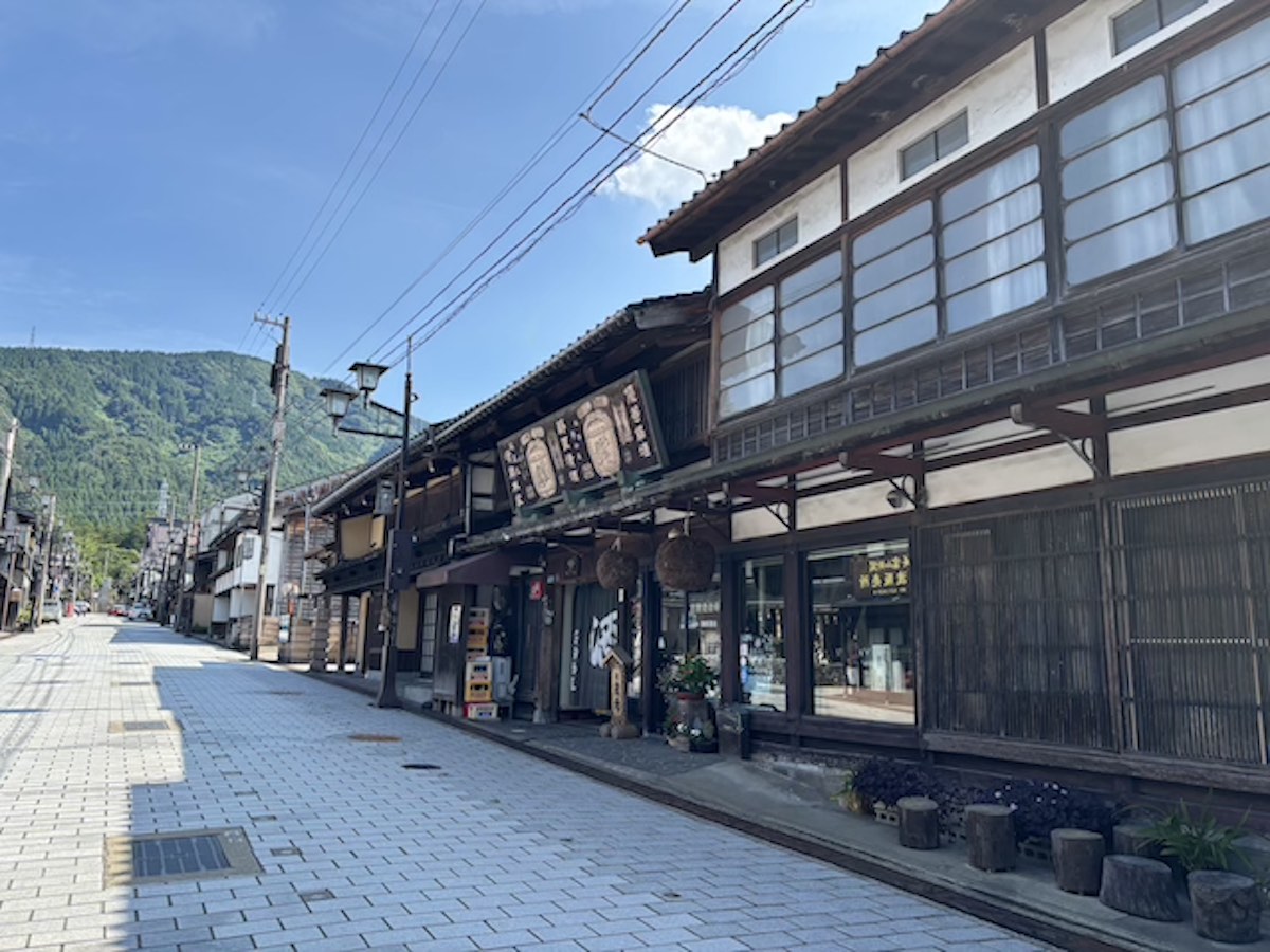 山を望む晴れた日の井波・八日町通り