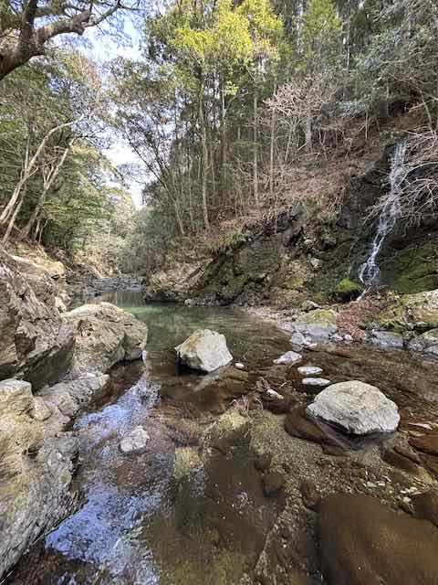 頭之宮四方神社のお手洗場の唐子川