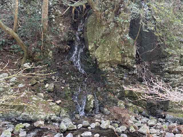 頭之宮四方神社の頭之石正面の滝