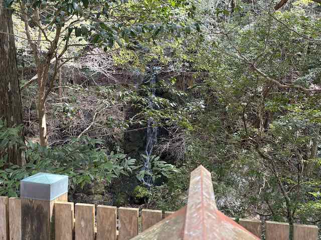 頭之宮四方神社の御滝さん鳥居からの滝