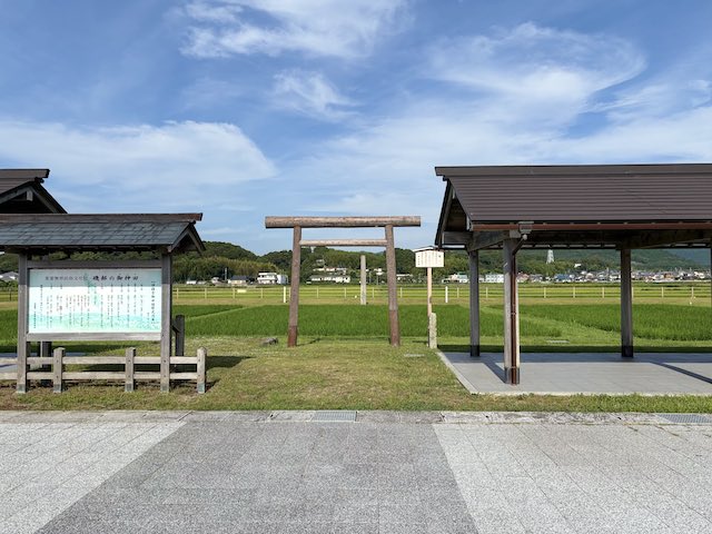 伊雑宮の御神田全景と鳥居、休憩所