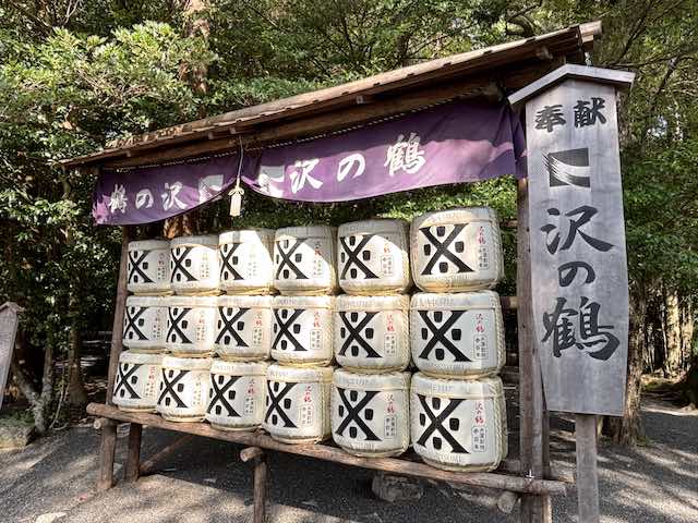 伊雑宮境内に奉納された酒樽