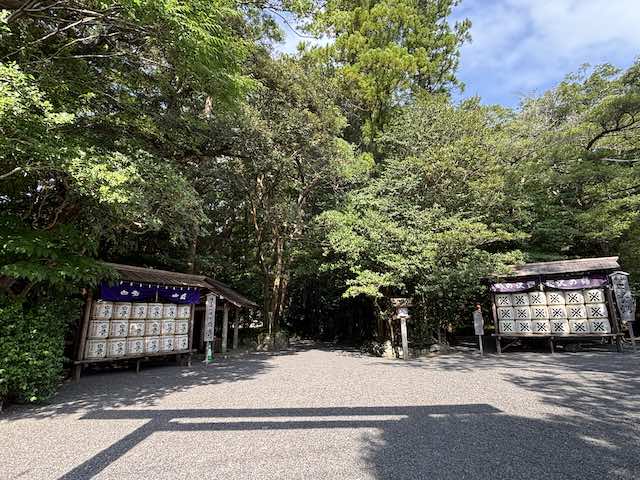 鳥居越しに望む伊雑宮の境内
