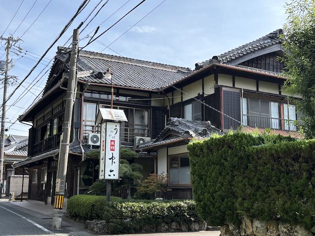 登録有形文化財に指定されている中六の建物