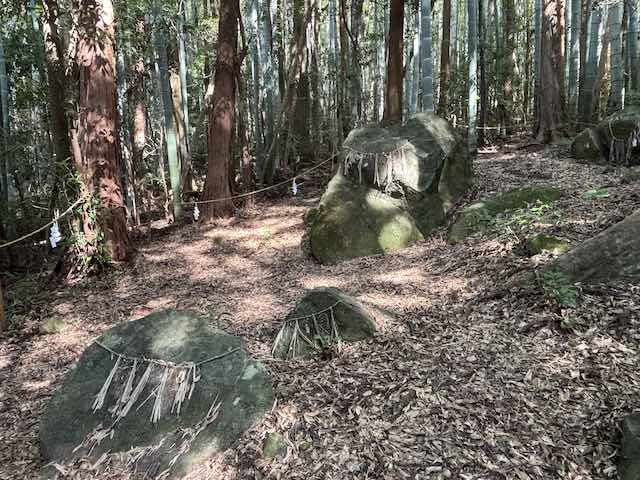 しめ縄が掛けられた上之郷の石神の磐座