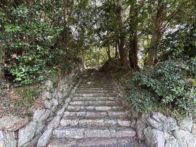 佐美長神社へ続く石段