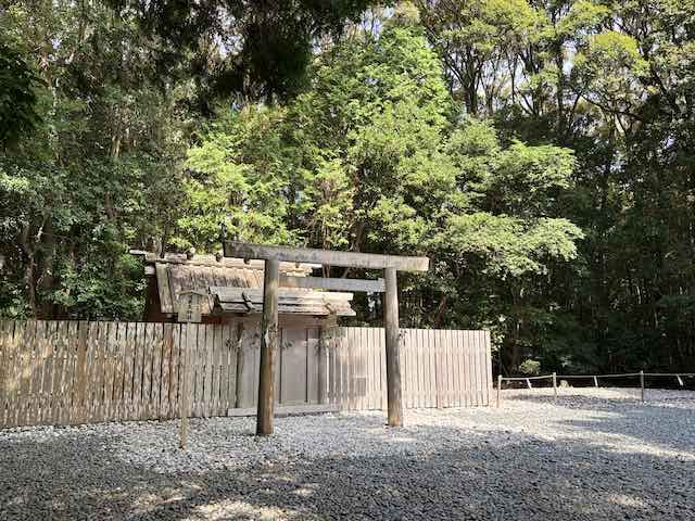木々に囲まれた佐美長神社の社殿