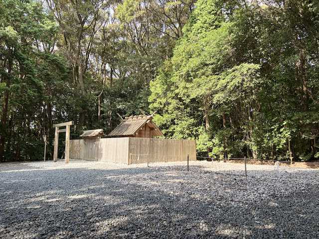 森に包まれた佐美長神社の境内