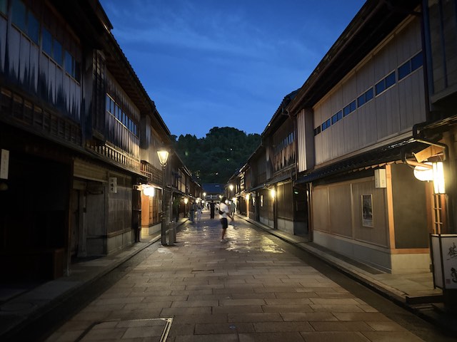 夜も人が行き交うひがし茶屋街の町並み