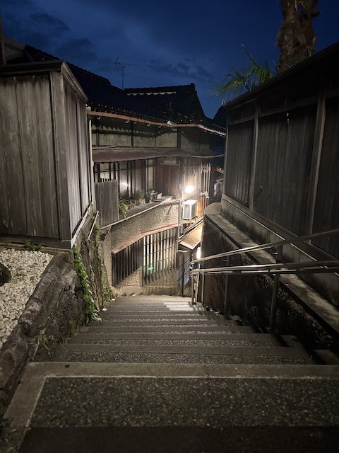 あかり坂の上から見下ろす夜の主計町の町並み