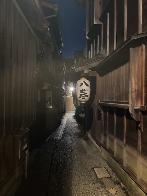 主計町茶屋街のあかり坂へ続く細い路地