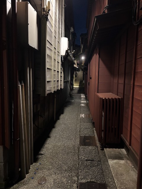 主計町茶屋街の暗がり坂へ続く狭い路地