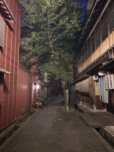 暗がり坂から浅野川沿いへ続く主計町の細い路地