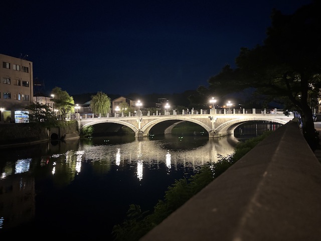 夜の浅野川にライトアップされた浅野川大橋