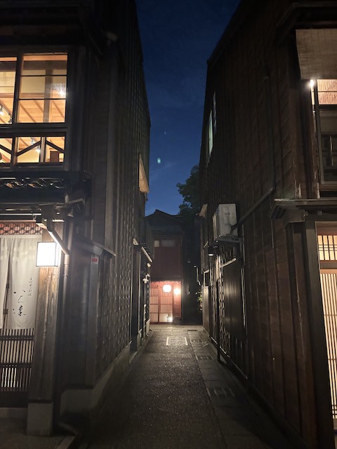 主計町茶屋街の町家の間に延びる夜の細い路地