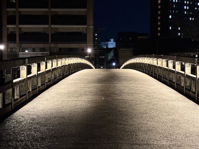 夜の灯りに照らされた浅野川の梅ノ橋
