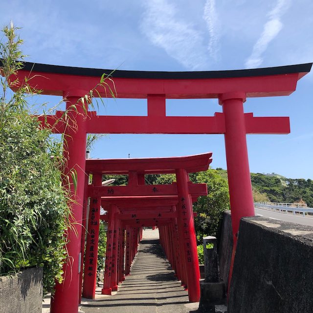 赤い鳥居が映える片田稲荷神社