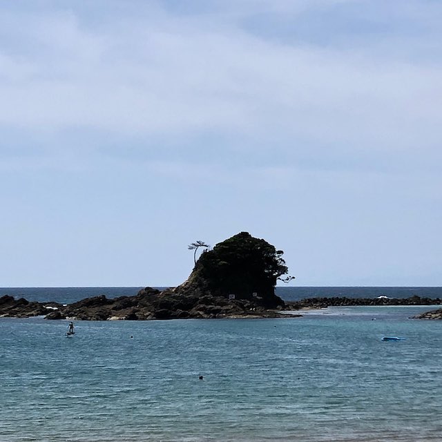 あずり浜のすずめ島