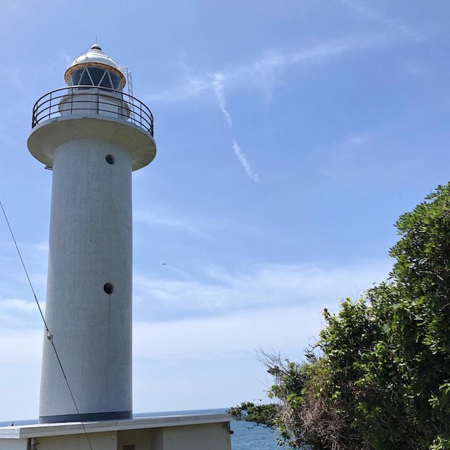 青空が映える麦埼灯台