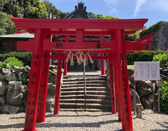 片田稲荷神社の赤い鳥居