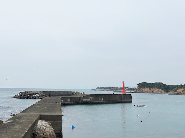 片田漁港で釣り人の姿