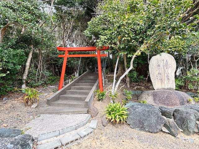 麦埼灯台そばにある鳥居