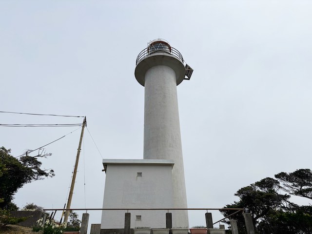曇り空と麦埼灯台