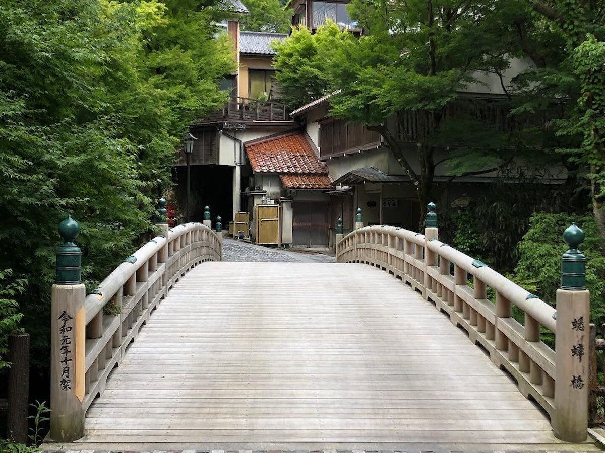 山中温泉・鶴仙渓の総ヒノキ造りのこおろぎ橋
