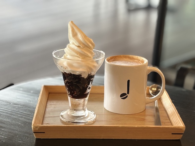 石川県立図書館のカフェで注文したカフェオレとコーヒーゼリー