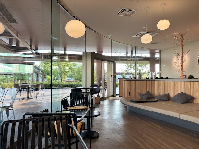 石川県立図書館1階のカフェの店内