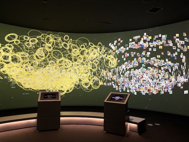 本がくるくると動く石川県立図書館のブックリウム