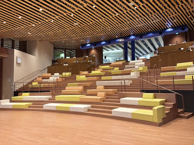 石川県立図書館のだんだん広場
