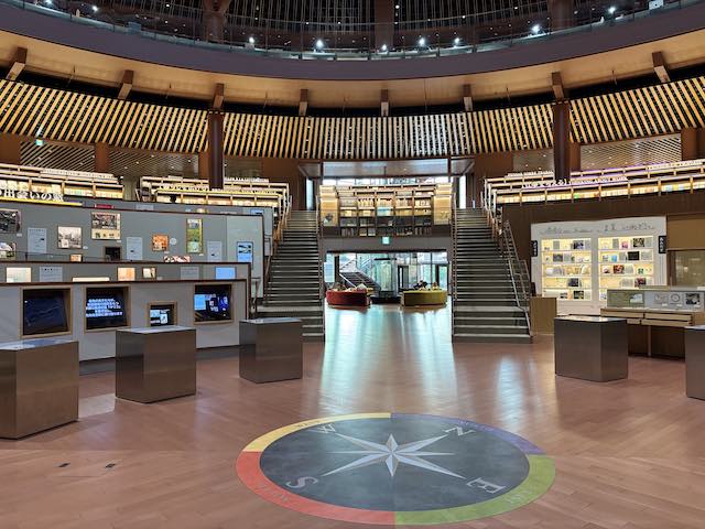 石川県立図書館の円形に広がるグレートホール