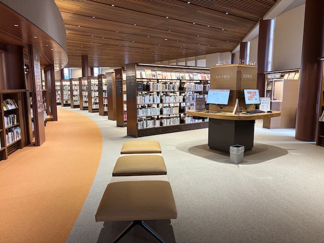 石川県立図書館のリング後方に並ぶ一般書架