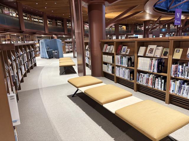 石川県立図書館のリングに並ぶテーマ別の本棚