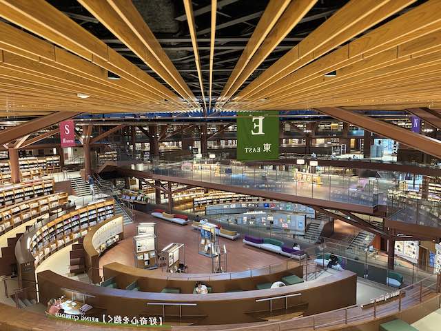 石川県立図書館のリングとブリッジが重なる館内空間