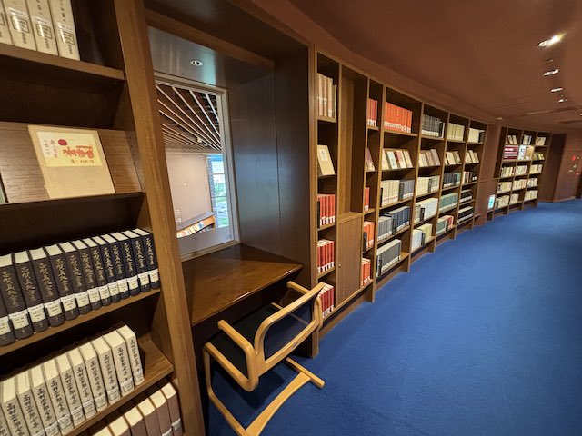 石川県立図書館の本棚の間に設けられた閲覧席