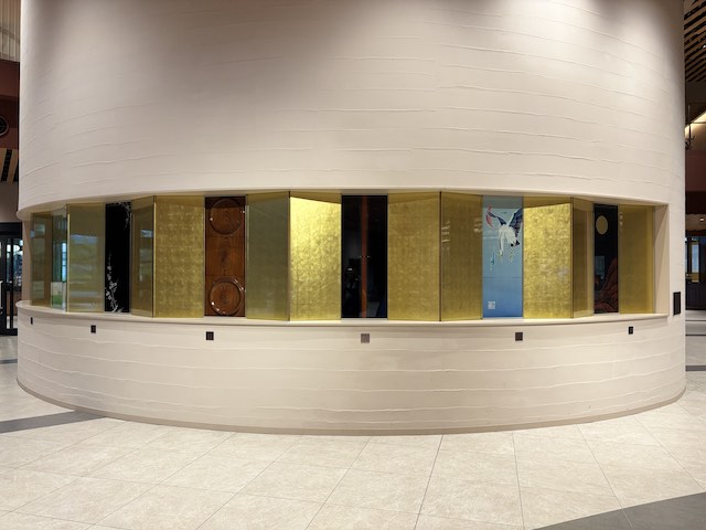 石川県立図書館の館内に展示された石川県の伝統工芸