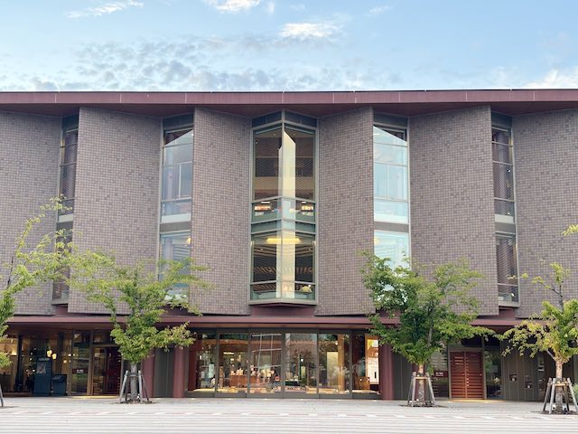 石川県立図書館の外観