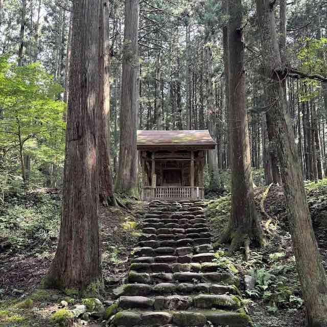 平泉寺白山神社の境内奥にある三之宮
