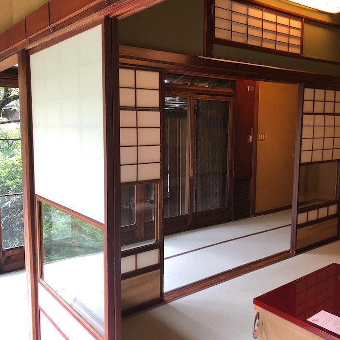 料亭か茂免の庭園を望む個室