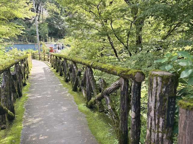 払沢の滝へ向かう途中にある木々に囲まれた橋
