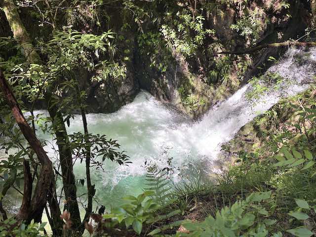 水量が増え白い飛沫を上げる2026年9月の忠助淵