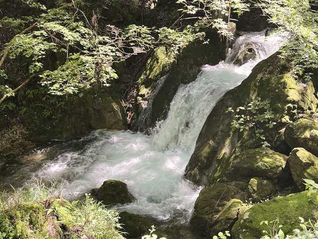 岩の間を小さな滝のように流れ落ちる水