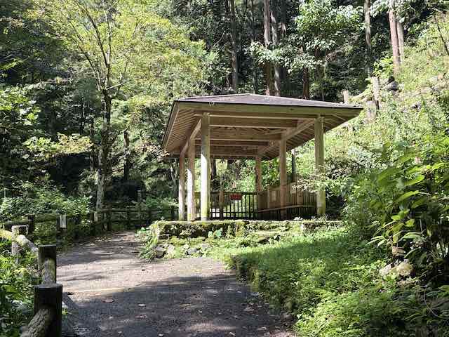 払沢の滝近くの遊歩道にある東屋