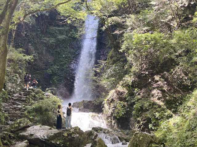 水量が増した払沢の滝と周囲の岩場