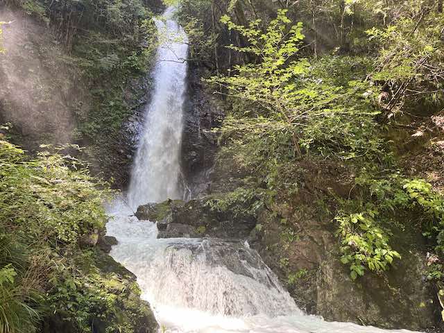 水量が増した払沢の滝と手前を流れ落ちる水