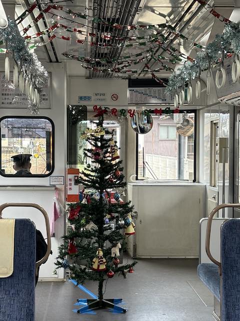 能登鉄道の車内にクリスマスツリー　冬のローカル線の旅