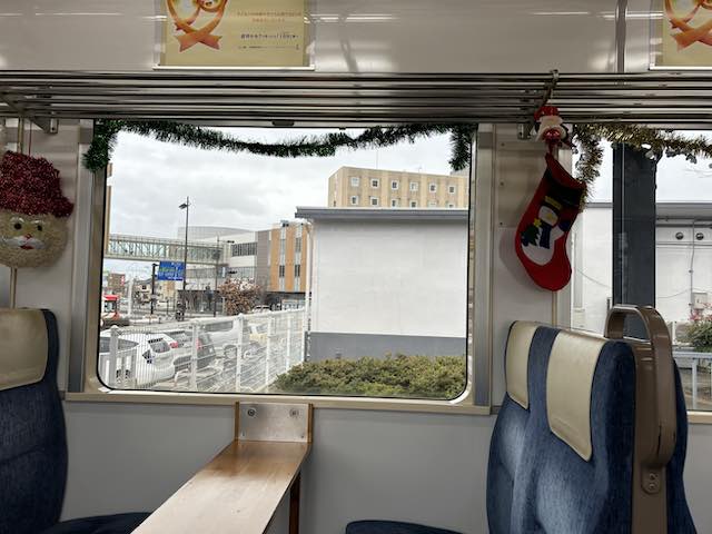能登鉄道の車内 クリスマスのローカル線の旅
